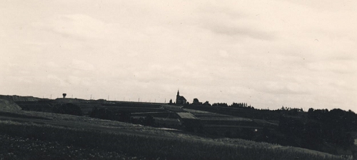 Kirche Sorge und links Wasserturm der Wismut, um 1950