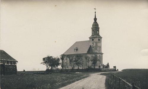 Kirche Sorge und links Wasserturm der Wismut, um 1950